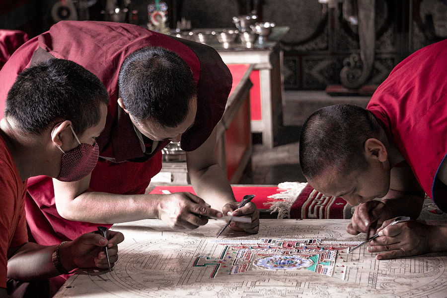 Монахи Ламаюру за процессом создания мандалы