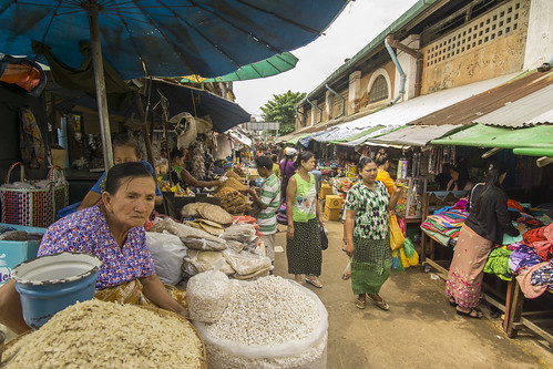 town ထားဝယ် myanmar dawei south market old woman selling rice