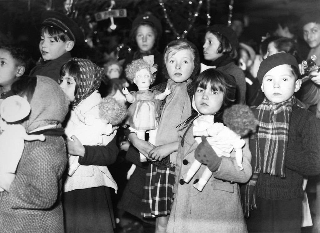 1943. Дети на рождественском вечере маршала Петена