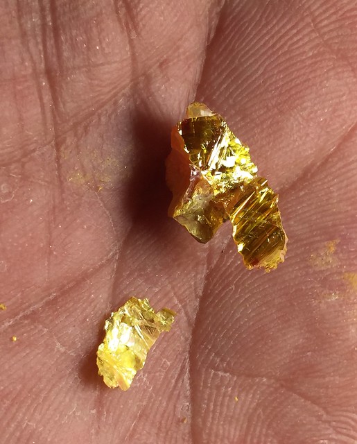 国産の石黄 雌黄 オーピメント から黄色顔料をつくる 結晶美術館
