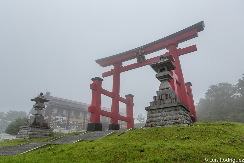 Gran torii de entrada al monte Yudono
