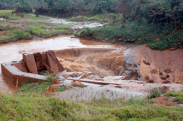 Problemas na barragem da Samarco existiam desde sua construção, aponta relatório
