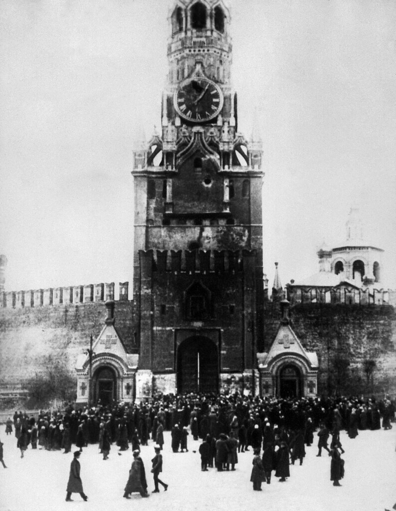 Спасская башня после обстрела Кремля