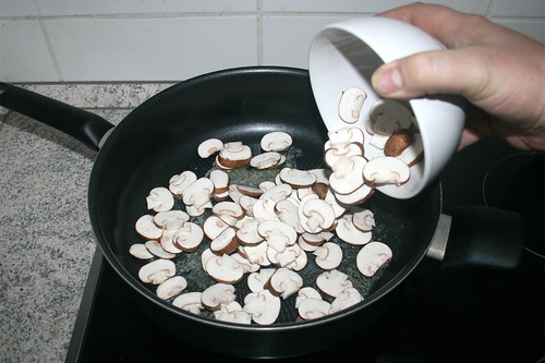 29 - Champignon-Scheiben in Pfanne geben / Put mushroom slices in pan