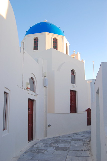 Alleys in Oia, white buildings everywhere