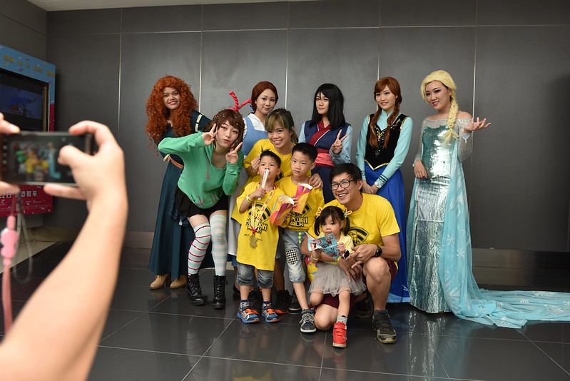 A Lucky Family Grabs The Chance To Take Photo With The Disney_S Cosplayers_