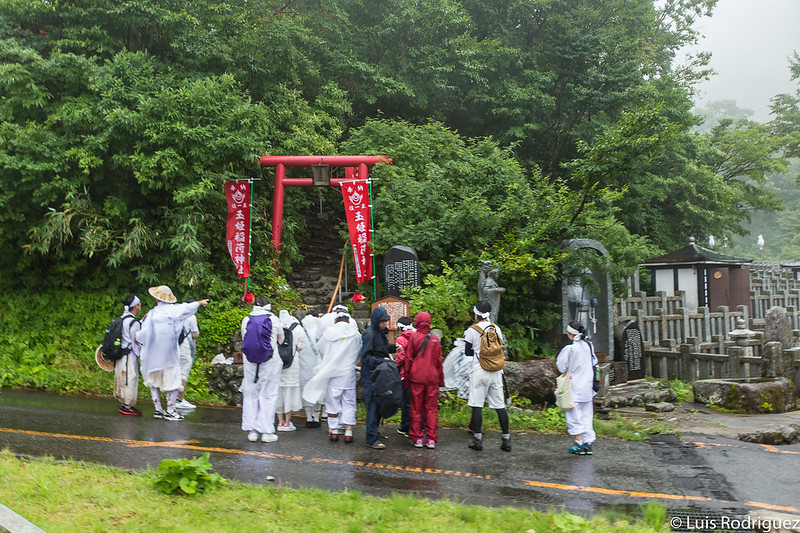 Peregrinos en el pequeño santuario Tamahimeinari