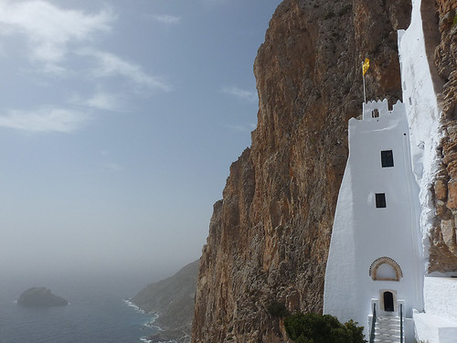 Amorgos: Hory a bělostný klášter Hozoviotissa nad modrou hlubinou
