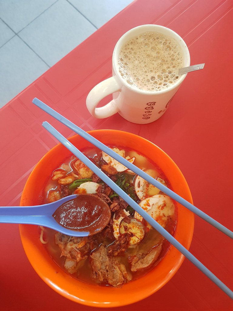 福建虾面加排骨 Penang Hokkien plus Pork Ribs rm$9 & 白咖啡 Penang White Coffee rm$2.50 @ Kedai Kopi Seng Thor at Jalan Carnarvon, Georgetown Penang