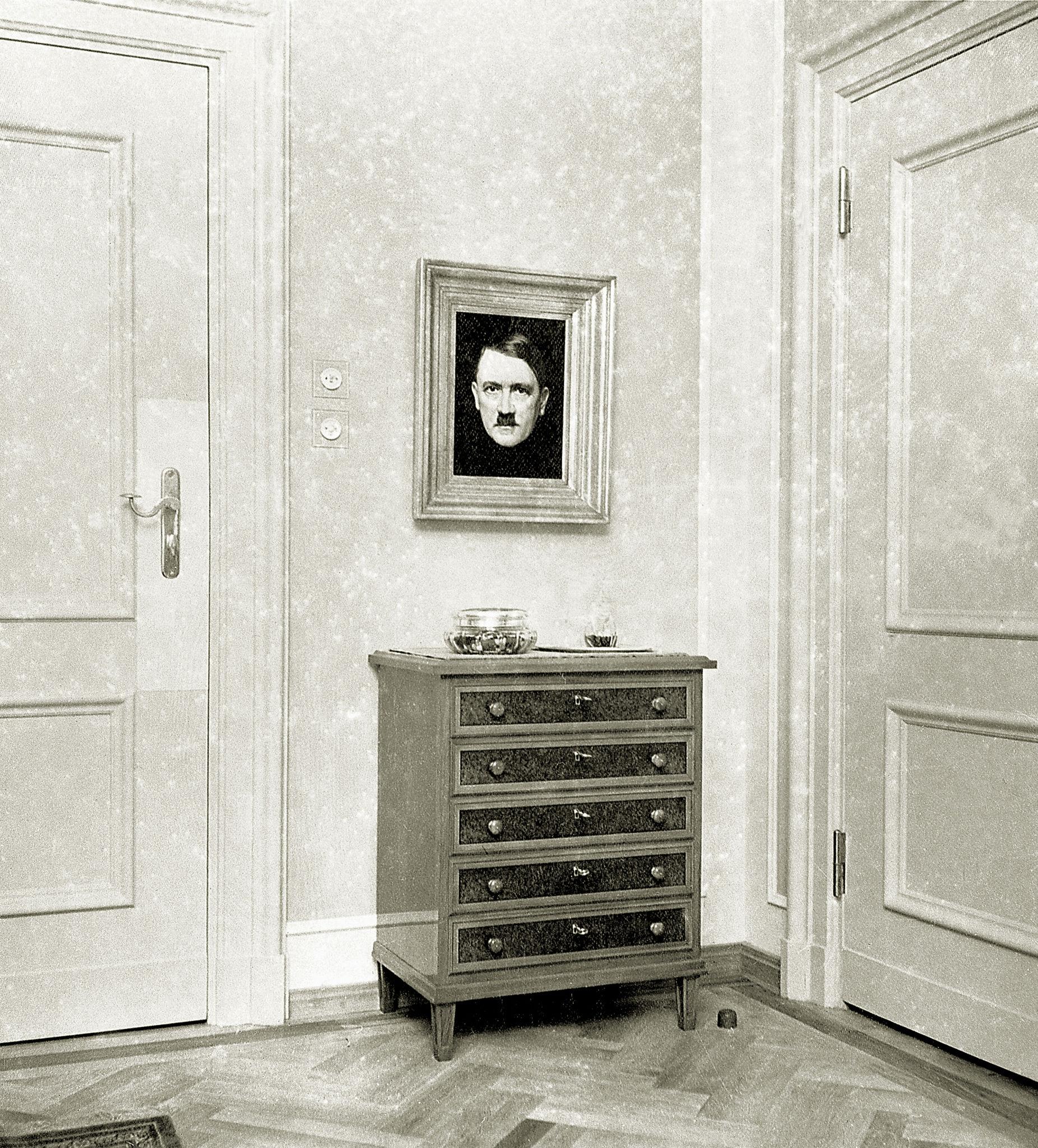 1937. Портрет Адольфа Гитлера в гостиной Евы Браун в Бергхоф близ Берхтесгадена, Германия,