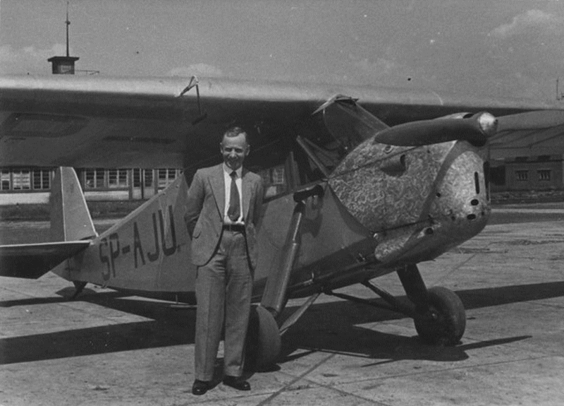 Stanisław Skarżyński stoi przed samolotem RWD-5 bis