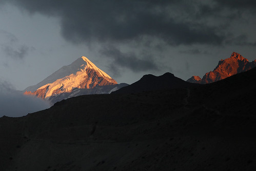 himalayas kagbeni nepal mustangvalley travel evening eveninglight sunset mountains clouds