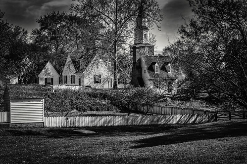 fences williamsburg colonial bw monocrome landscape wellhouse church garden april virginia village