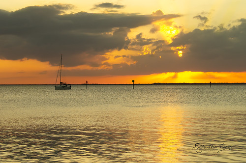 sailboat yacht boat motor channel markers shoreline horizon clouds sunset rays beam light waves beautiful charlotte bay harbor county poncedeleon historicalpark stevefrazierphotography canoneos60d