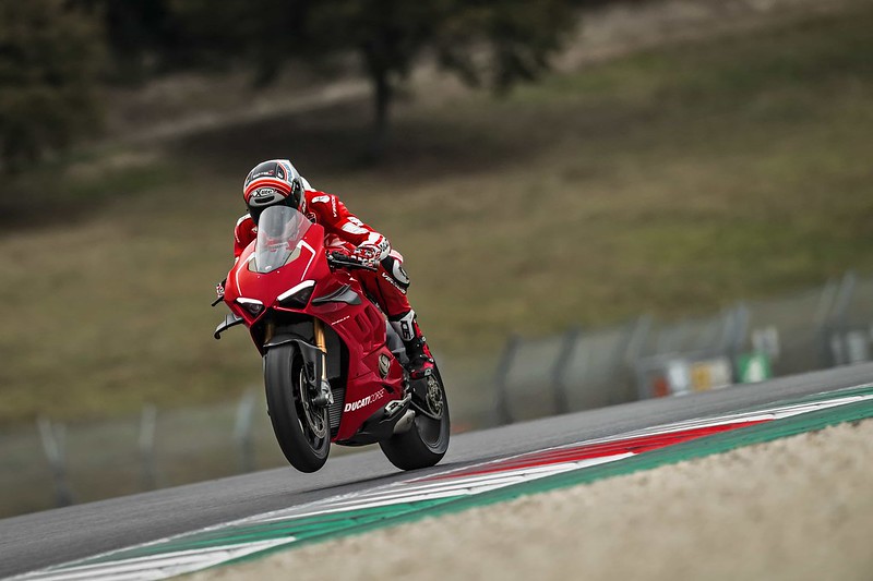 38_DUCATI PANIGALE V4 R ACTION_UC69275_Mid
