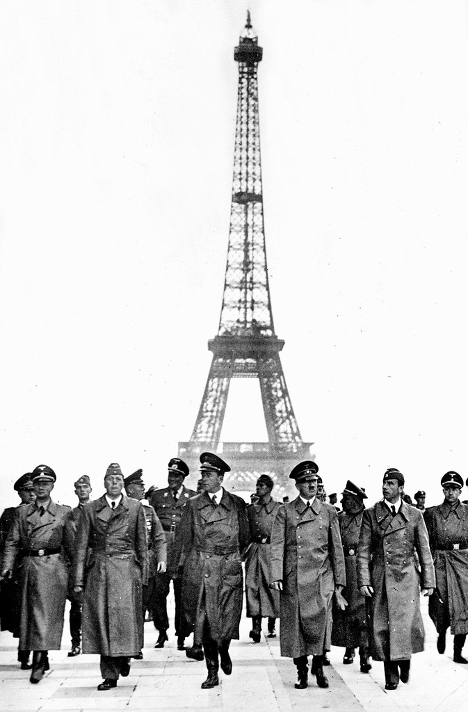 1940. Адольф Гитлер в Париже на эспланаде дворца Шайо, с архитектором Альбертом Шпеером (слева), скульптором Арно Брекером (справа) и его персоналом.