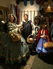 Dickens Fair Guests at Strawbender's | www.strawartmuseum.org
