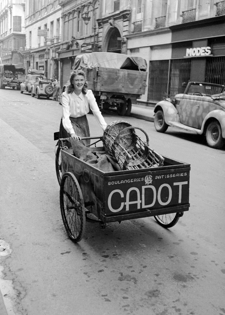 1943. Девушка развозит хлеб на велосипеде