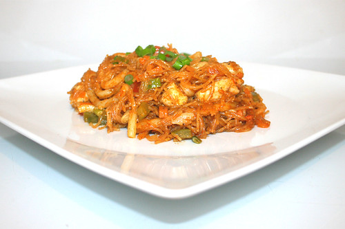 40 - Tandoori glas noodles curry with chicken - Side view / Tandoori Glasnudel-Curry mit Hähnchen - Seitenansicht