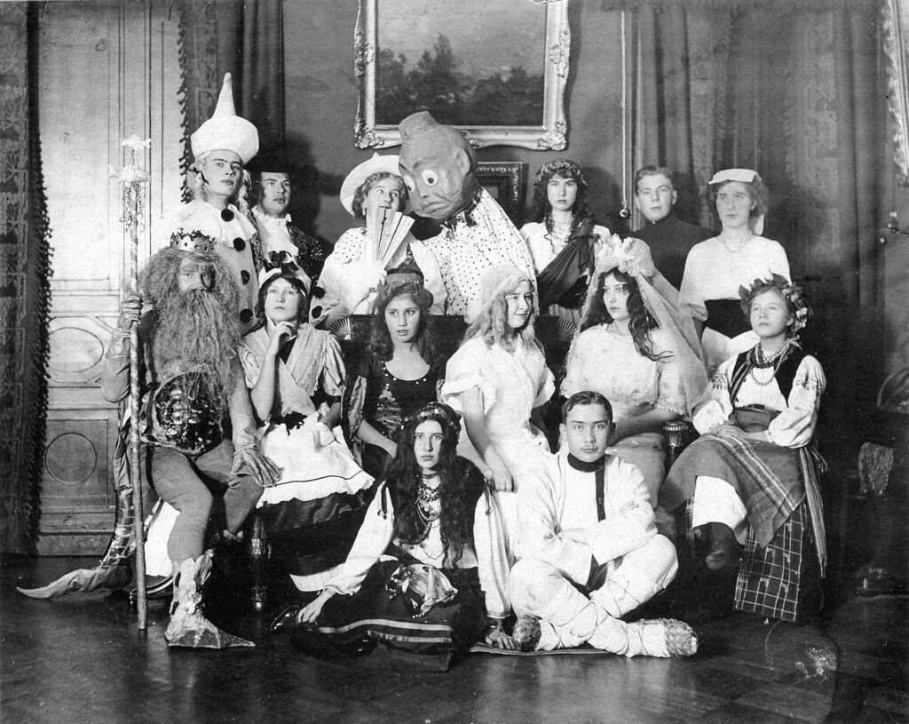 Участники рождественского бала-маскарада в доходном доме П.И. Громова. 1913