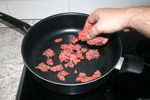 01 - Hackfleisch in Pfanne bröseln / Add mincemeat to pan