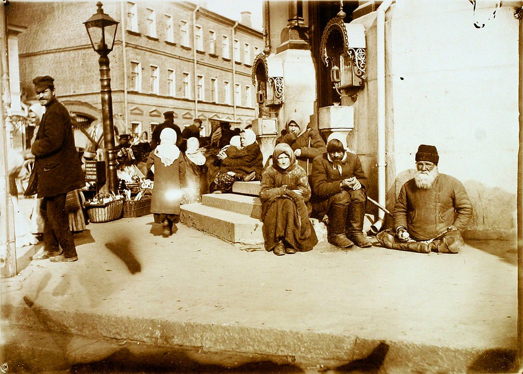 Нищие у подворья Валаамского монастыря. 1911