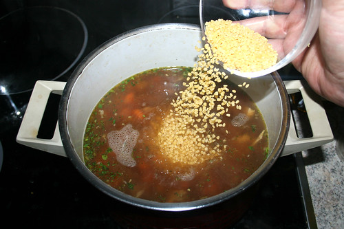 57 - Riebele in Topf geben / Put noodles in bowl