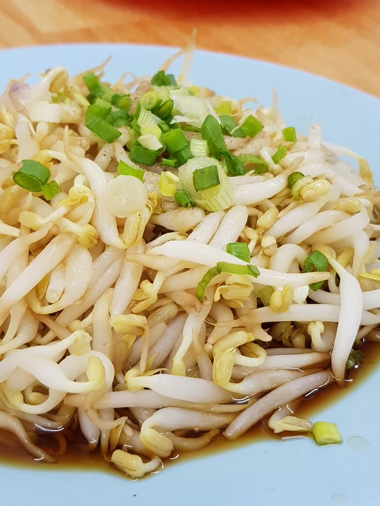 芽菜鸡 Lunch for 5 person rm$65 @ Restoran Lou Wong Tauge Ayam KueTiau (老黄芽菜鸡沙河粉) in Ipoh