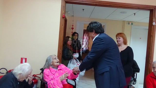 Εορταστική Επίσκεψη Γιαννακούρα στο Γηροκομείο Τρίπολης
