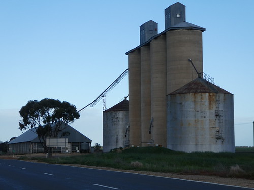 grain silos litchfield victoria mallee sunraysiahighway evening