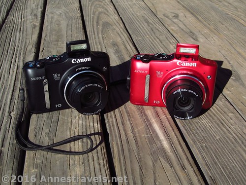 Black model and red model of the Canon PowerShot SX160