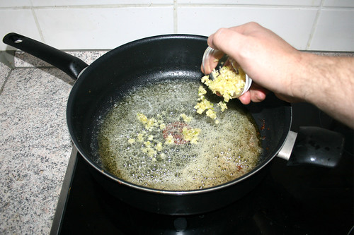 18 - Knoblauch addieren / Add garlic