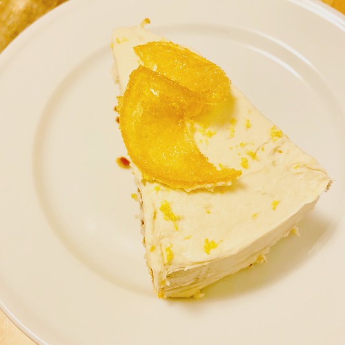 lemon cake with lemon buttercream frosting & candied lemon slices #greatbritishbakingshowinspired #baking #cake