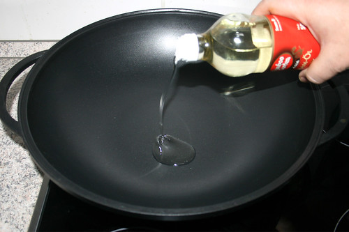 20 - Sesam-Öl in Wok erhitzen / Heat sesame oil in wok
