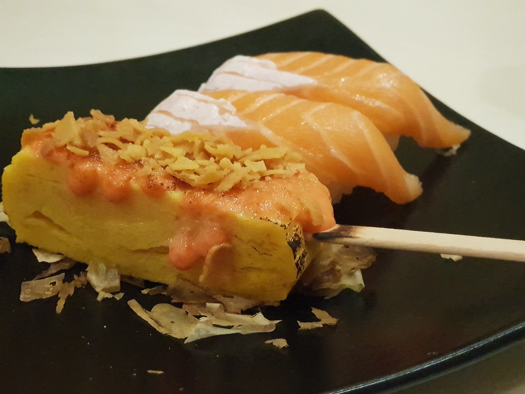 玉子烧 Tamagoyaki (Mentai Crispy Crisp) rm$5 & 三文魚腩壽司 Salmon Belly rm$7 @ Don Kaiten 井屋 in Klang Parade