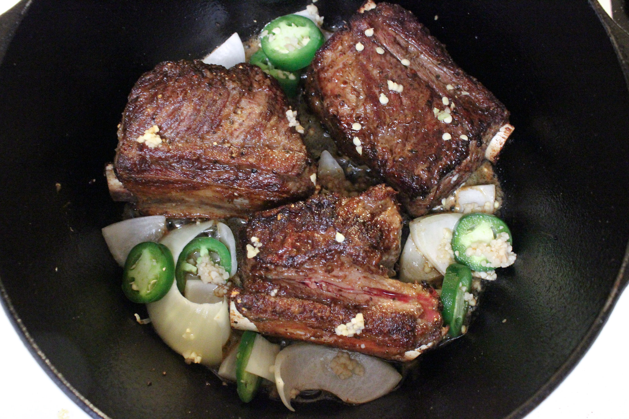 Ribs with onions, jalapeno and garlic