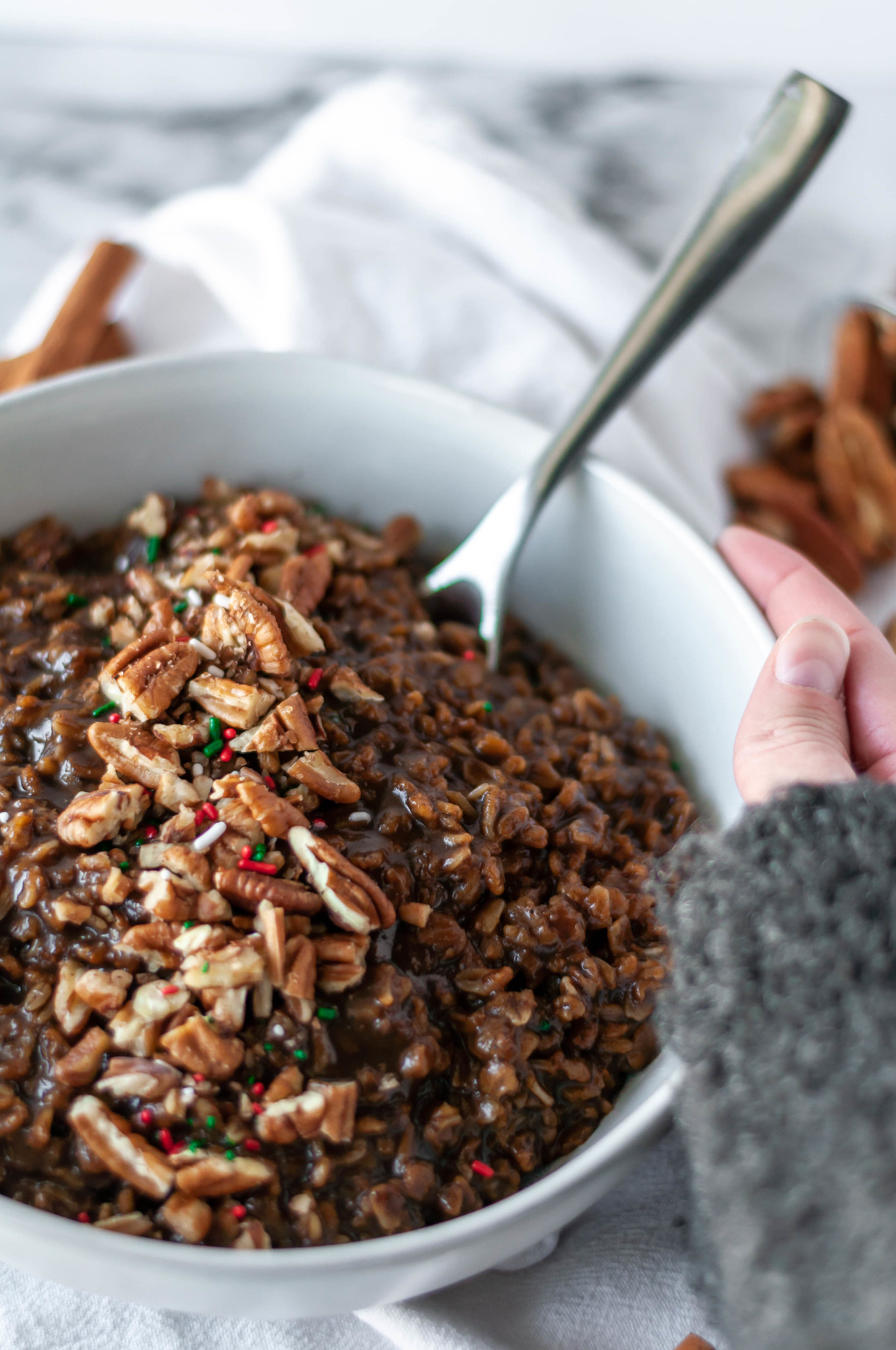 Instant Pot Gingerbread Oatmeal will bring all the holiday spirit. Tons of gingerbread flavor packed into breakfast for a healthy spin on a holiday favorite.