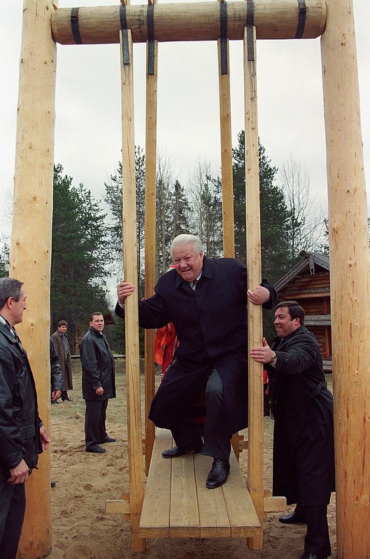 1996. Борис Ельцин спешит на предвыборный митинг в Архангельске. 24 апреля