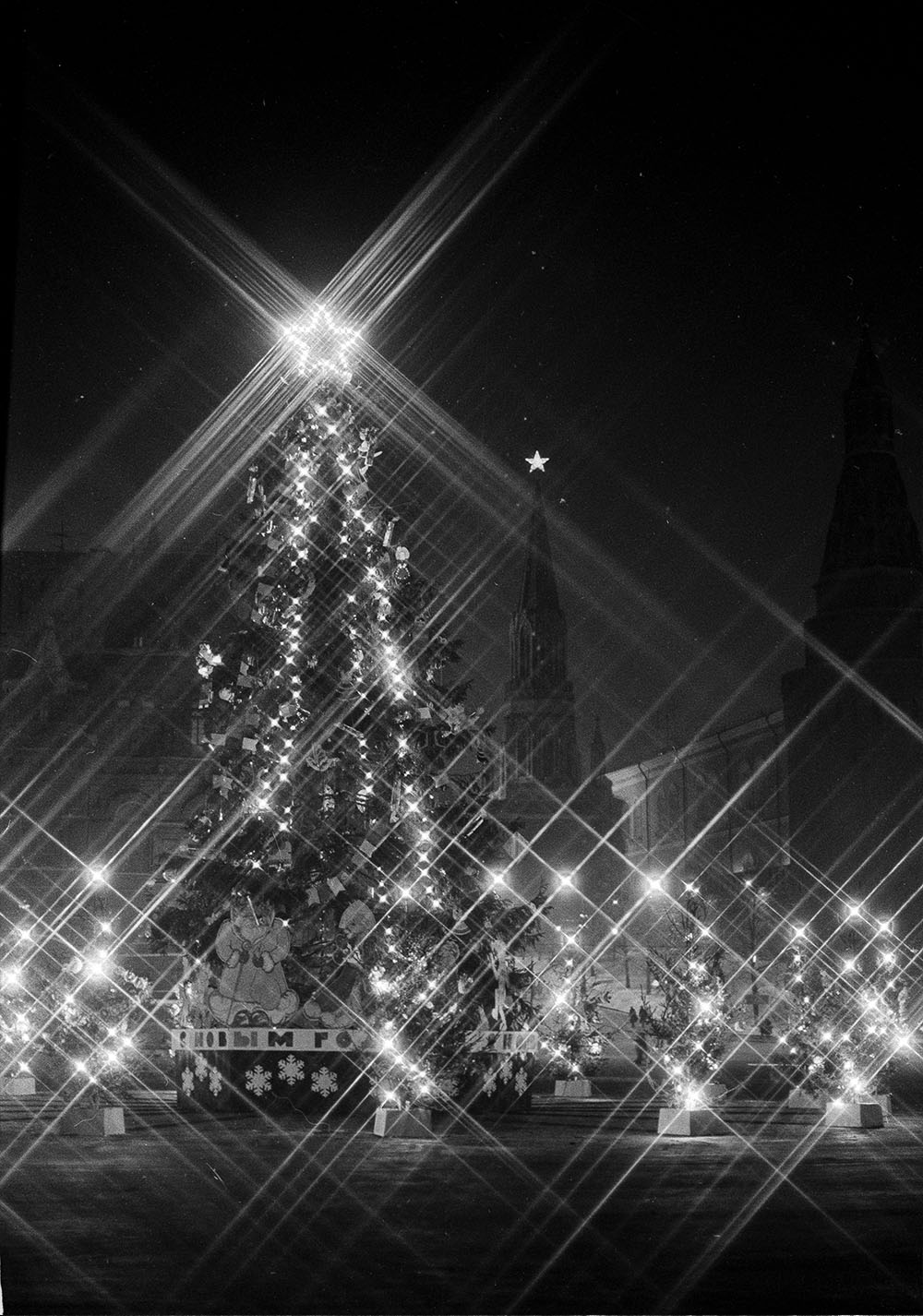 1985. Праздничная новогодняя ёлка в вечернем освещении на территории Кремля. Автор С. Войков. Январь
