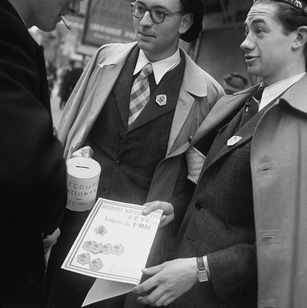 1941. Молодые сторонники Петена  в Латинском квартале торгуют значками с изображением маршала. 1 мая